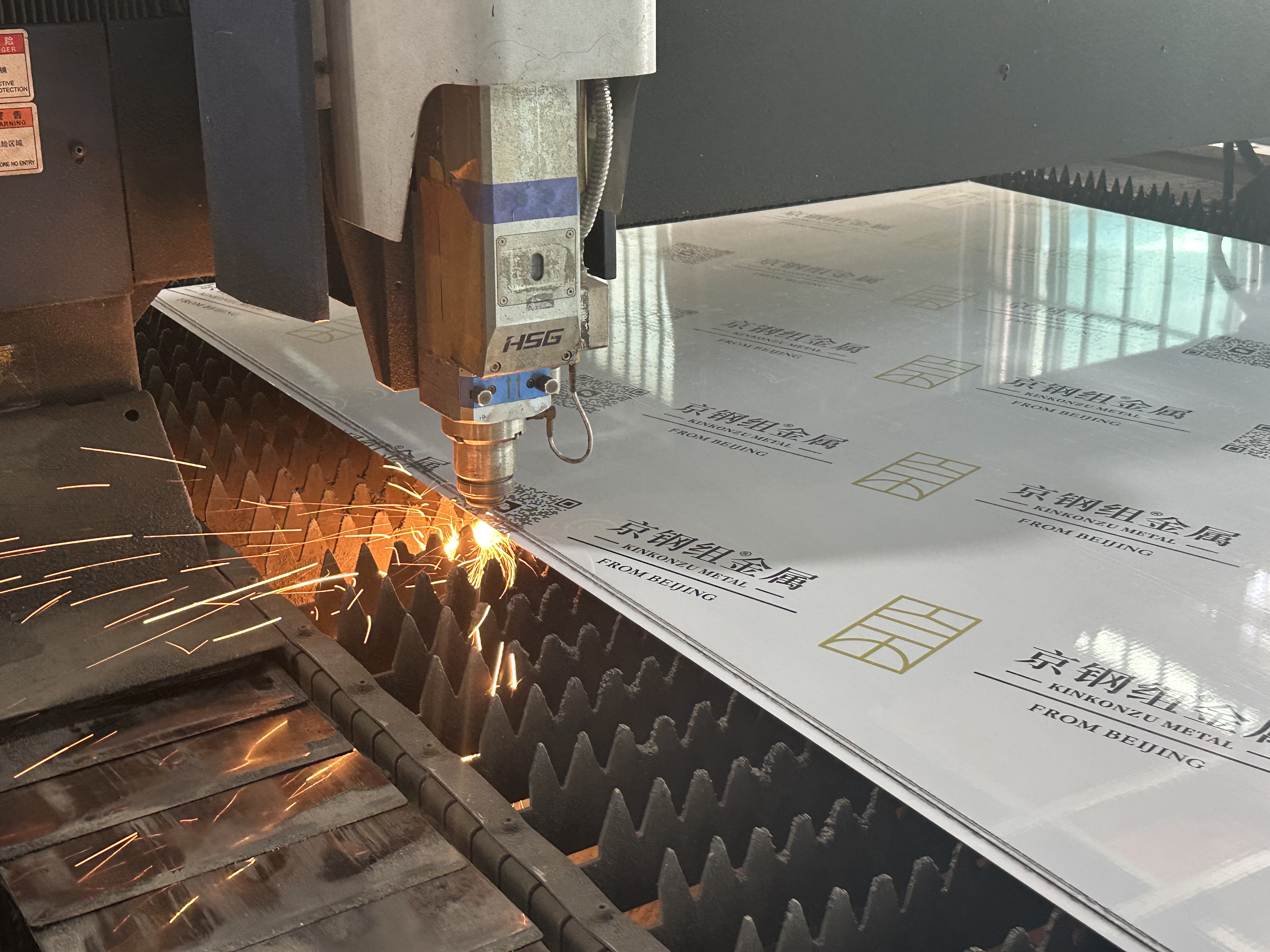 不銹鋼屏風(fēng)隔斷要根據(jù)安裝現(xiàn)場(chǎng)環(huán)境來(lái)選擇